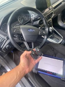 Todos los controles y llaves con chip de Ford deben codificarse con el automóvil en la ubicación