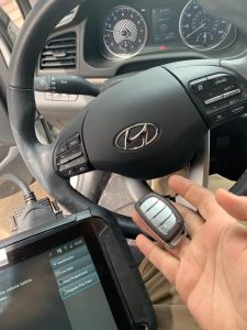Automotive locksmith coding a Hyundai Palisade key