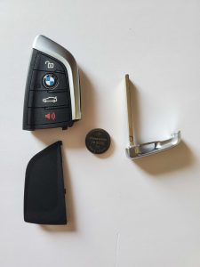 BMW key fob battery replacement - Inside look