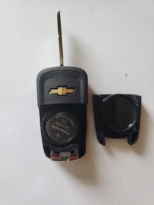 Chevrolet flip key battery replacement (CR-2032) - Inside look