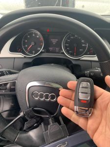 Un cerrajero automotriz codifica la llave de un Audi (llave 2021)