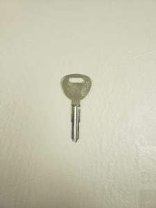 Non-transponder key for a Hyundai Scoupe