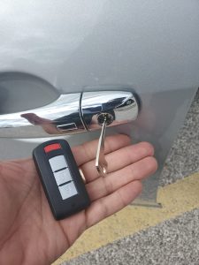 Mitsubishi key fob Emergency key to unlock the door