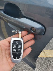 Hyundai key fob replacement and an emergency key to unlock the doors