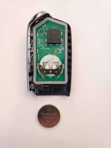 Vista interior del chip inalámbrico del control fob - Kia 2021