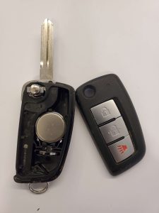 Transponder flip key (cwtwb1g767 ) and battery replacement - Nissan (CR-2032)