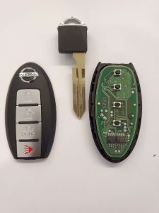 How the key fob looks inside, battery and emergency key