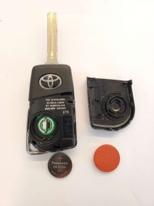Transponder key - Inside look, battery and chip 