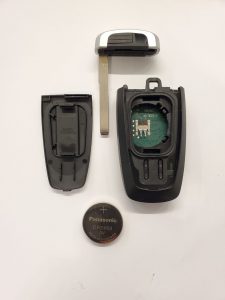 Interior del control remoto, batería y llave de emergencia