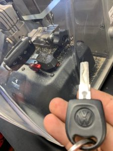 VW transponder key replacement - Automotive locksmith cutting machine