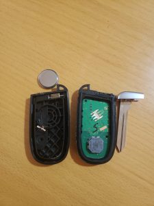 How the key fob looks inside, battery and emergency key